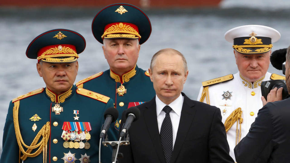 Derrière les épaules de Vladimir Poutine et du ministre russe de la Défense Sergei Shoigu se cache Andrei Kartapolov, l’homme qui a vivement critiqué le Kremlin pour ses rapports prétendument mensongers sur la situation des troupes russes en Ukraine.