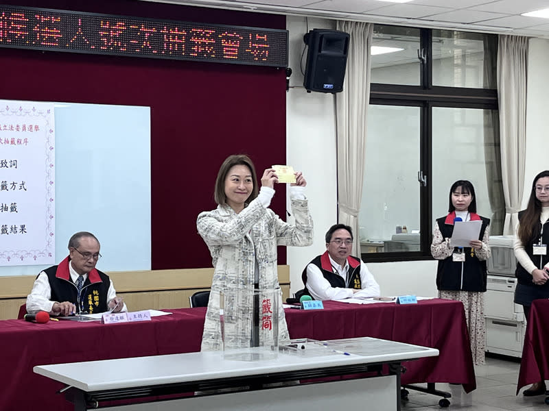 前桃園市立委候選人馬治薇（前中）涉收受中國資助參選，桃園地檢署1日偵結起訴。（中央社資料照）