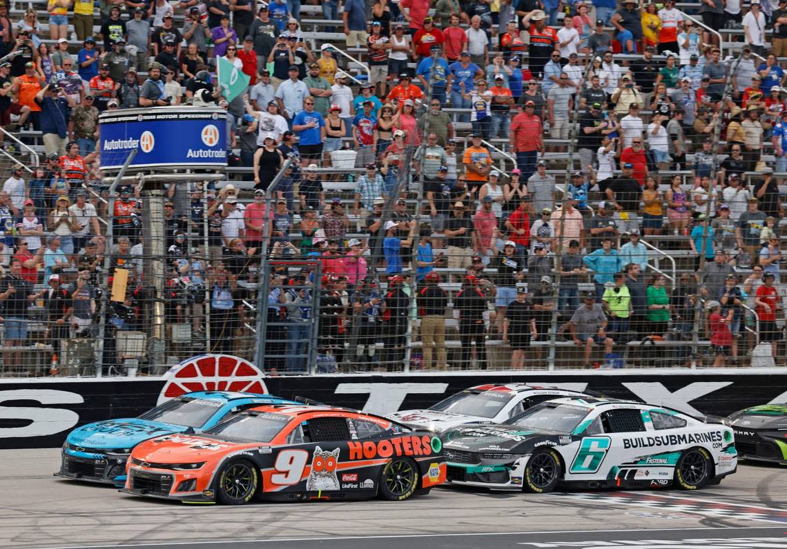 The final re-start of the Auto Trader Echo Park 400 at Texas Motor Speedway in Fort Worth, Texas, April 14, 2024. Kyle Larson won stage 1. (Special to the Star-Telegram/Bob Booth) Bob Booth/(Special to the Star-Telegram)