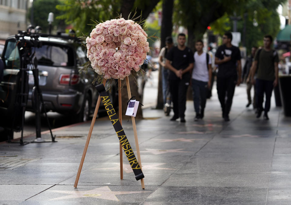 Una corona de flores de la Cámara de Comercio de Hollywood sobre la estrella de Angela Lansbury en el Paseo de la Fama de Hollywood el 11 de octubre de 2022 en Los Angeles. Lansbury falleció el martes en su casa en Los Angeles. Tenía 96 años. (Foto AP/Chris Pizzello)