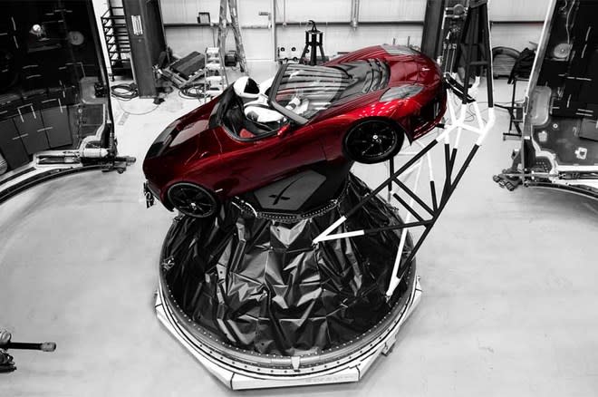 SpaceX將搭載10支小型推進器，Tesla Roadster搭配這款升級套件，無論加速、制動、過彎都將顯著升級。（圖片來源： http://www.motortrend.com/news/like-rocket-story-behind-spacexs-plan-launch-tesla-roadster-space/）