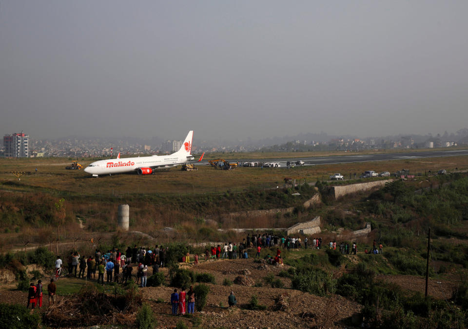 <p>Menschen versammeln sich in der nepalesischen Hauptstadt Kathmandu rund um ein Flugzeug der Fluggesellschaft Malindo Air, das während des Abflugs von der Landebahn abgekommen war. (Bild: REUTERS/Navesh Chitrakar) </p>