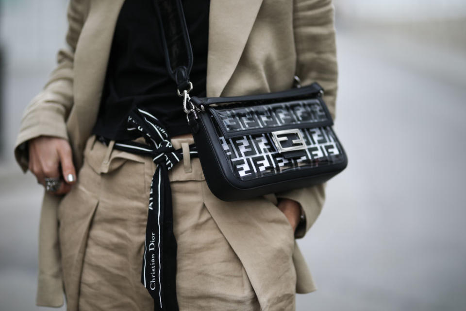 Comme toutes les icônes des années 2000, le sac baguette signe son grand retour cet automne (Photo : Jeremy Moeller/Getty Images)