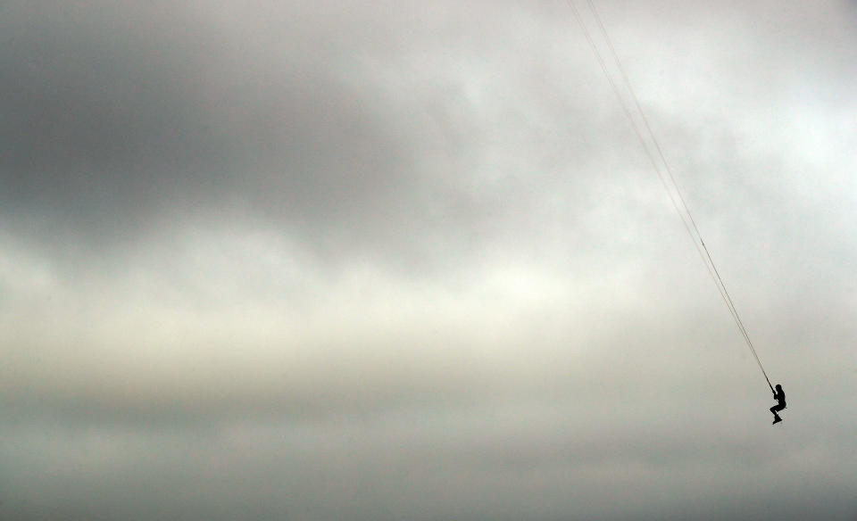 <p>Einige sehen den starken Wind und Wellengang durch den Rand des Sturms als Herausforderung an. So wie Bob Bowman, der sich am Virginia Beach im Bundesstaat Virgina mit seinem Kiteboard in die Lüfte wagt. Trifft der Sturm aufs Land, dürfte damit erst einmal Schluss sein. (Bild: AP Photo/Alex Brandon) </p>