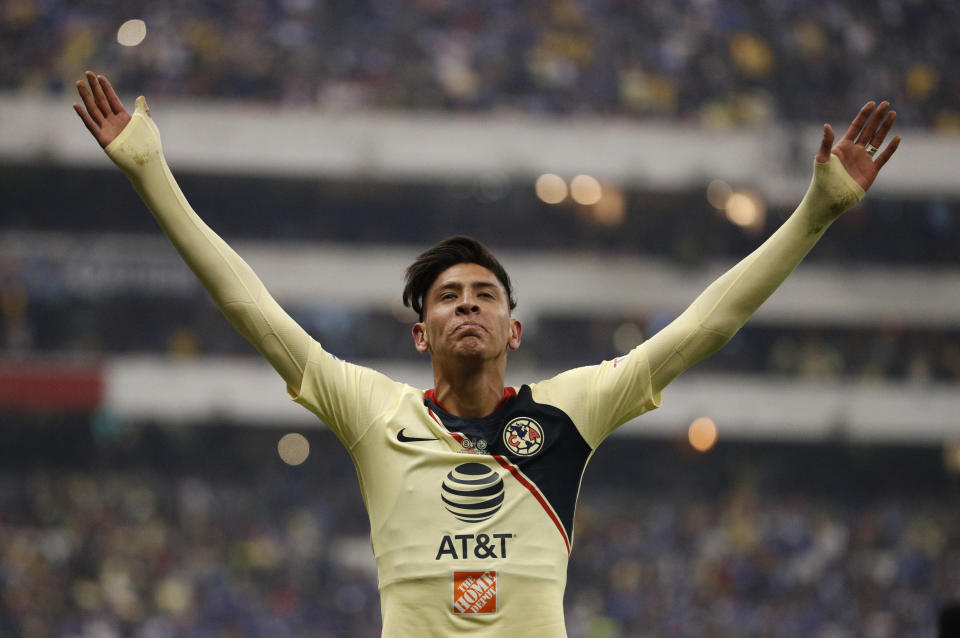 Edson Álvarez, del América, festeja su gol ante Cruz Azul en la vuelta de la final de la liga mexicana, el domingo 16 de diciembre de 2018 (AP Foto/Rebecca Blackwell)