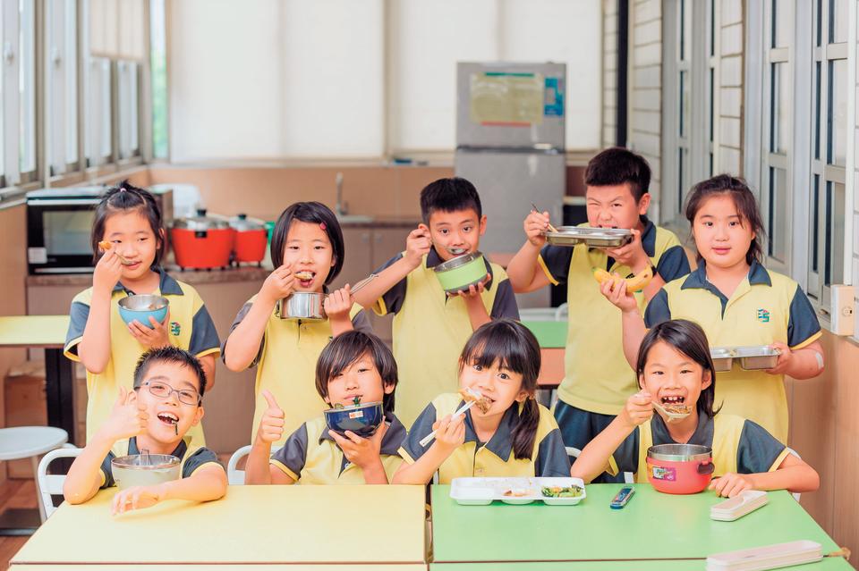 ▲臺中市府推動多項午餐政策，讓孩子吃得飽又開心。
