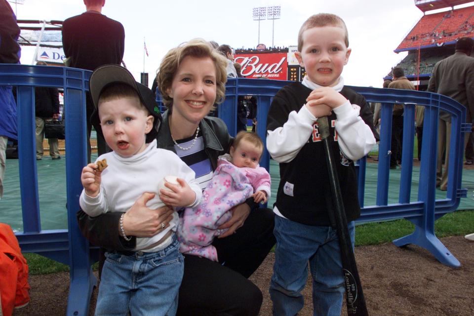 Lisa Beamer con sus hijos Drew y Davidy su bebé de dos meses Morgan en el año 2002. (Photo by Keith Torrie/NY Daily News Archive via Getty Images)