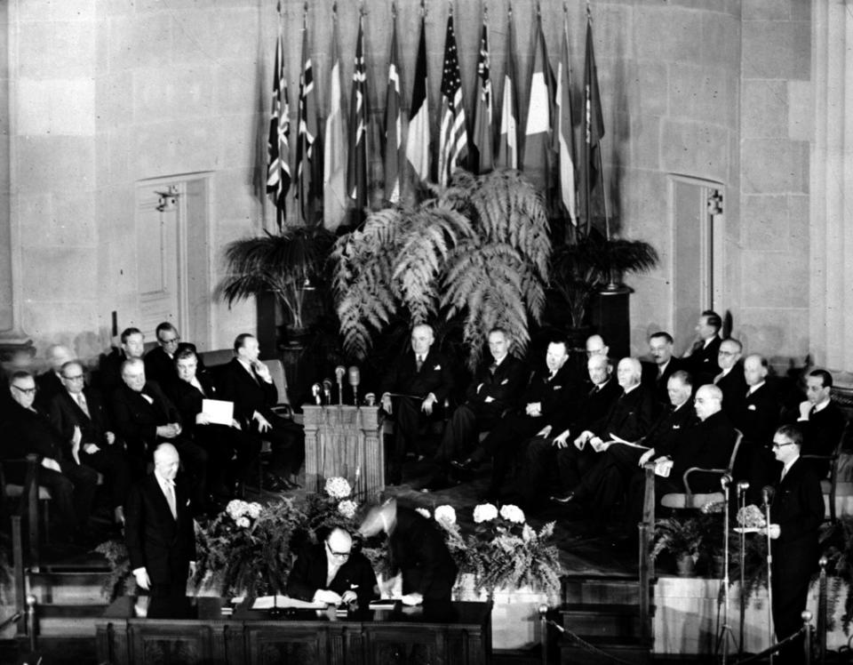 北約4月4日成立75週年，圖為1949年4月4日，發起國在美國華府簽署《北大西洋公約》，正式成立北約。美聯社