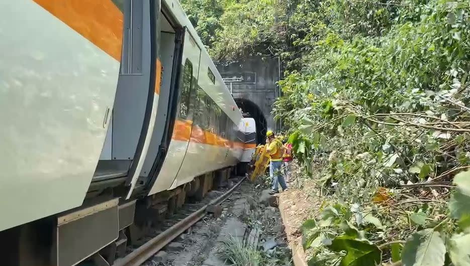 快新聞／台鐵出軌！ 內部車廂畫面曝光 民眾高喊：有幾個人受傷