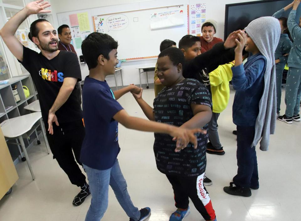 Joseph Baca instructor de "Conga Kids" con bailarines de la Sunkist