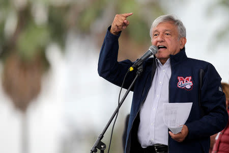 El presidente electo de México, Andrés Manuel López Obrador, habla a partidarios en Monterrey. Imagen de archivo. 19 de octubre 2018. REUTERS/Daniel Becerril