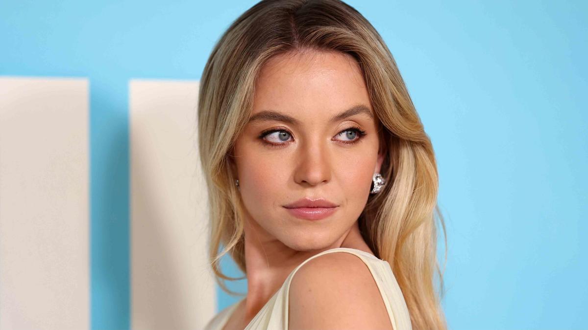 Sydney Sweeney's White Bra Served as the Main Character of Her Latest Red  Carpet Look - Yahoo Sports