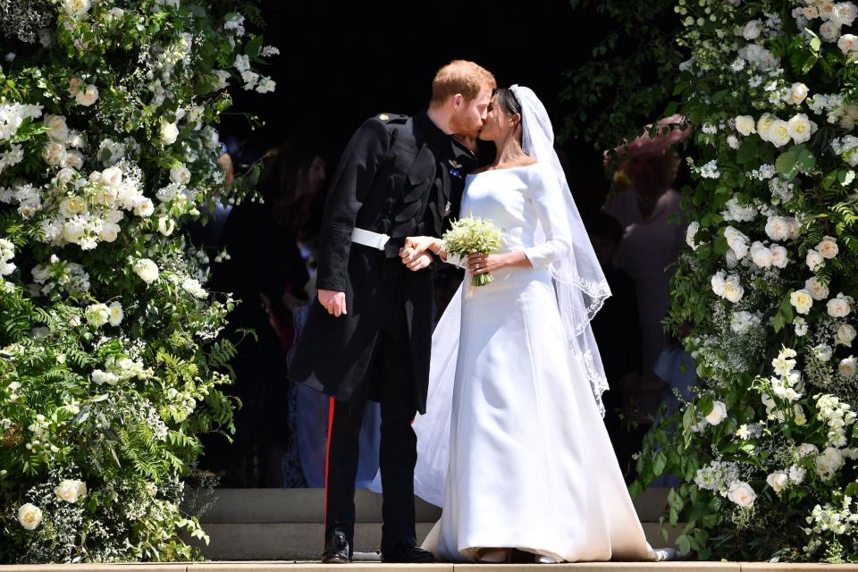 In einem fast schon schlicht wirkenden Brautkleid war Meghan Markle am 19. Mai 2018 vor den Traualter getreten. (Bild: Getty Images)