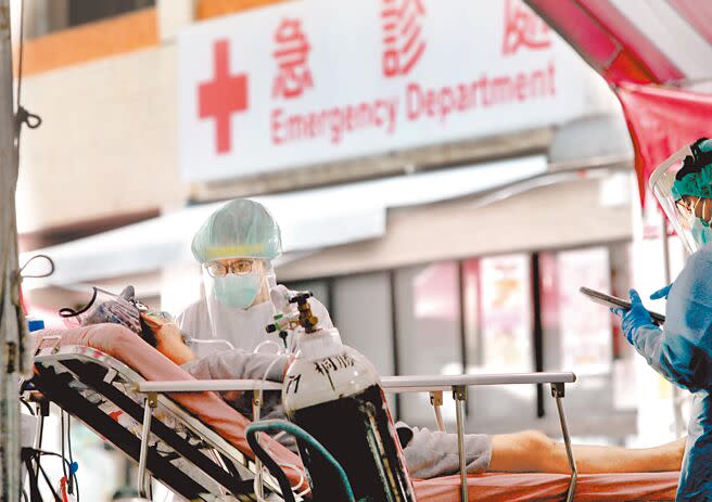 學者預估台灣新冠死因排行要到2025年才會明顯下降。圖為醫院在急診室外搭建帳篷，以增加收置新冠確診者的數量。（本報資料照片）