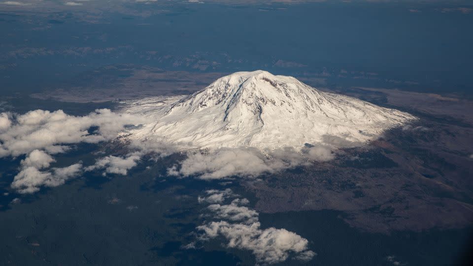 A view of Mount St. Helens from an Alaska Airlines flight flying at 30,000 feet on September 21, 2021, near Seattle, Washington. The US Geological Survey says that the volcano's high frequency of recent eruptions classifies it as a "very high threat" volcano. - George Rose/Getty Images