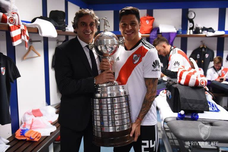 En el vestuario del Bernabéu, junto a Francescoli y la Copa Libertadores 2018 ganada a Boca