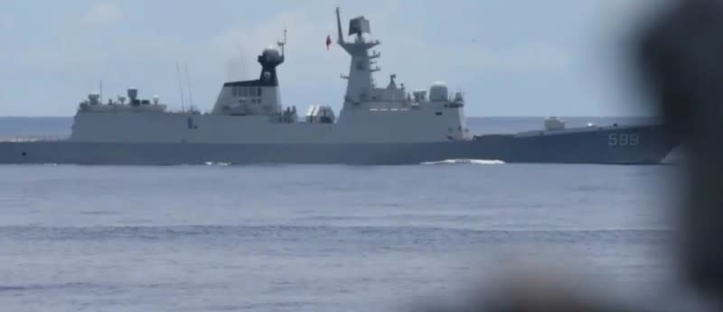 20220810-飛彈護衛艦「安陽號」於海上監控共艦。（截自國防部發言人臉書影片）