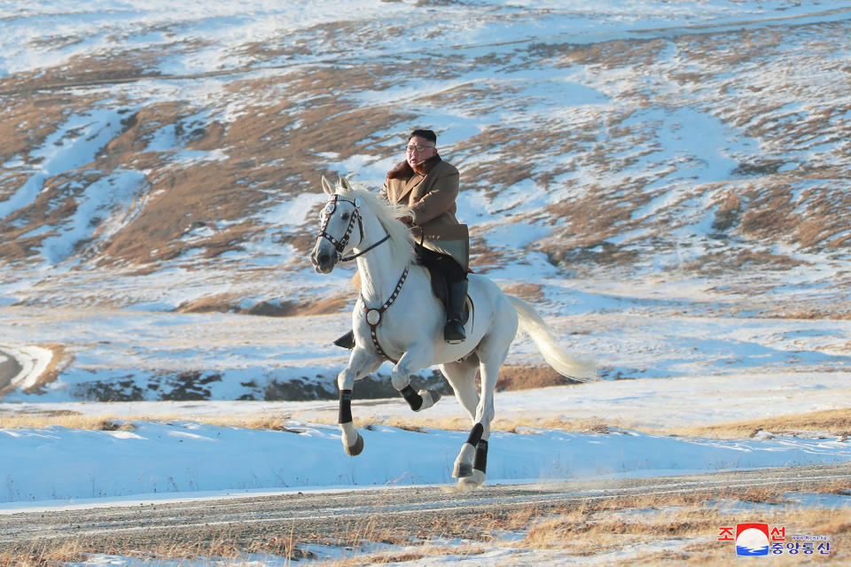 ARCHIVO - En esta fotografía proporcionada el 16 de octubre de 2019 por parte del gobierno de Corea del Norte se muestra al líder norcoreano Kim Jong Un montando un caballo blanco hacia el Monte Paektu, en Corea del Norte. (Korean Central News Agency/Korea News Service via AP, Archivo)