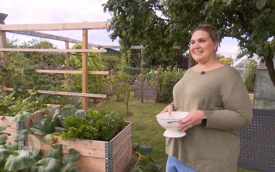 Die Zutaten fürs Grill-Dinner erntet Sabrina frisch in ihrem Garten.
 (Bild: RTL)