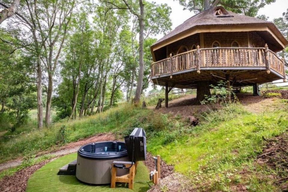 Alrededor de un fresno y en medio de una granja de lagos y prados se levanta esta casa del árbol ideal para una escapada romántica. Cuenta con zona de barbacoa y jacuzzi. Alojarse aquí tres noches cuesta 740 euros. (Foto: <a href="http://www.holidaycottages.co.uk/?source=aw&awc=5796_1608030904_e999f1767f945ddf40d42372f513db36&utm_source=affiliate%20window&utm_medium=affiliate&utm_campaign=generic" rel="nofollow noopener" target="_blank" data-ylk="slk:Holiday Cottages;elm:context_link;itc:0;sec:content-canvas" class="link ">Holiday Cottages</a>).