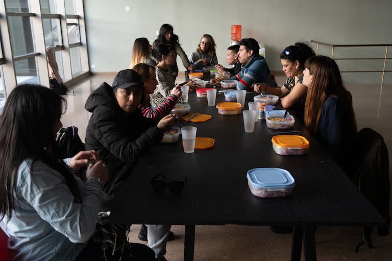 Protagonistas de la obra Los días afuera, de Lola Arias, en el Teatro Presidente Alvear; elenco y directora comparten un almuerzo con sopa paraguaya, días antes del estreno