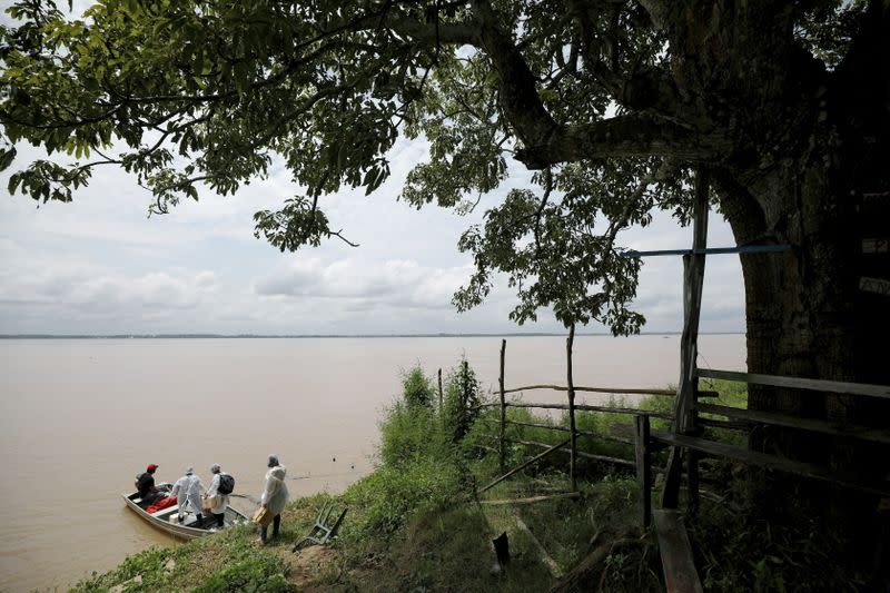 Trabajadores de salud municipales llegan en una barcaza a una comunidad en Manacapuru, en el estado brasilleño de Amazonas, para iniciar la campaña de vacunación contra el COVID-19. Febrero 1, 2021. REUTERS/Bruno Kelly