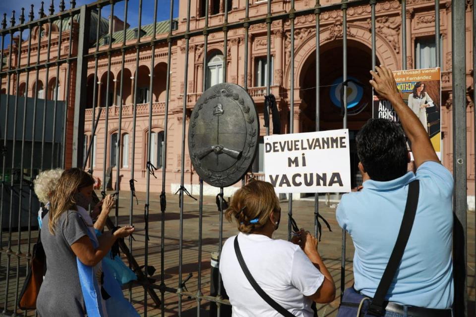 Los manifestantes llegaron frente a la Casa Rosada portando pancartas con distintas consignas