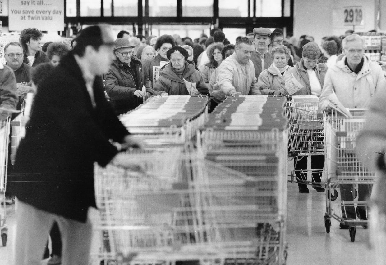 Shoppers grab carts and head to the aisles following a ribbon-cutting ceremony March 6, 1989, at the Twin Valu store on Howe Avenue in Cuyahoga Falls.