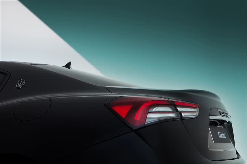 Maserati Ghibli小改款換上全新Boomerang旋鏢型LED尾燈。（圖／Maserati提供）