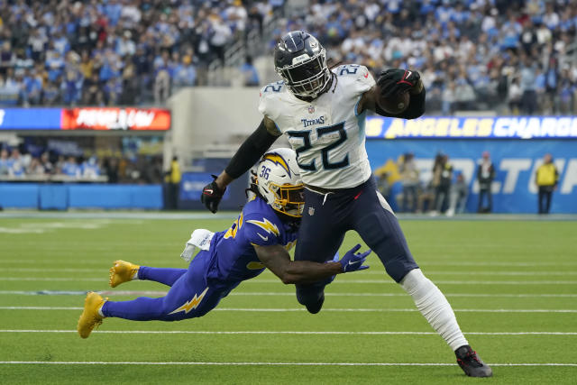 Tennessee Titans linebacker Azeez Al-Shaair (2) prepares to defend