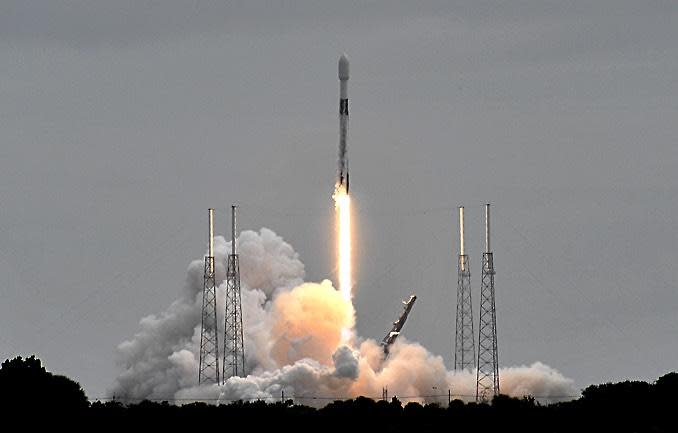 A SpaceX Falcon 9 rocket climbs away from Cape Canaveral carrying a 15th batch of Starlink internet satellites and boosting the total number launched to date to 895. / Credit: William Harwood/CBS News