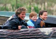 <p>A pesar de todos sus problemas personales, <strong>Diana siempre intentó que sus hijos fueran felices y la vieran sonreír.</strong> En esta imagen, vemos cómo se divierten en el Thorpe Park.</p>