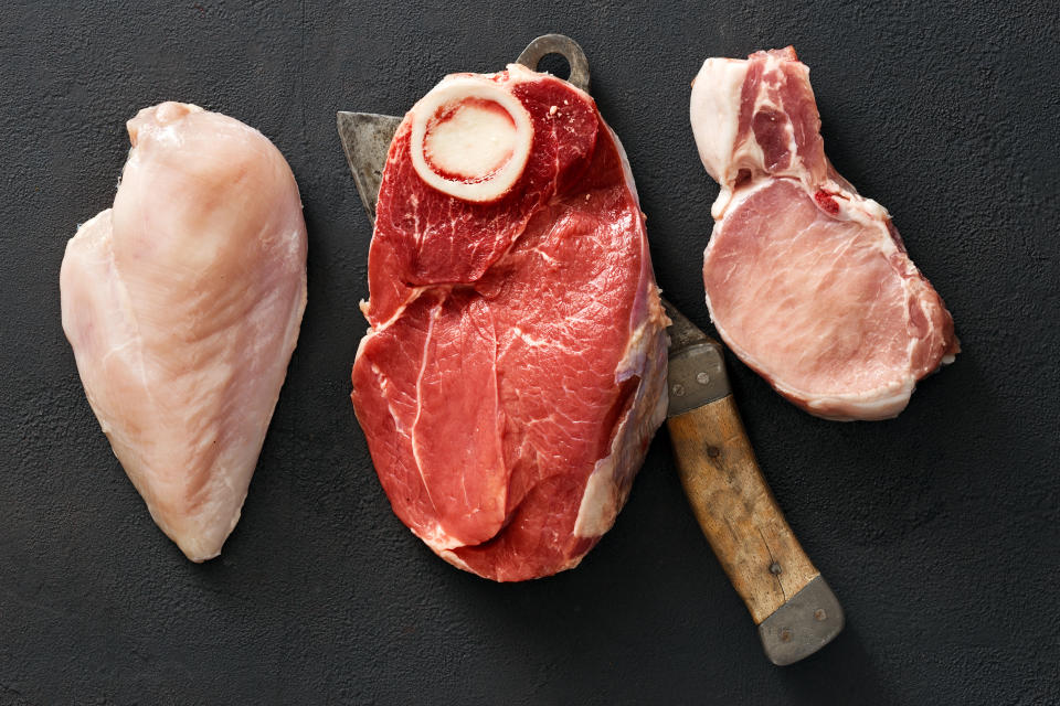 Lavar o enjuagar carne cruda y aves de corral puede aumentar su riesgo a medida que las bacterias se propagan por su cocina. (Foto Getty Creative)