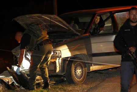 Israeli police officers investigate the scene of a stabbing attack near the West Bank Jewish settlement of Alon Shvut November 10, 2014. REUTERS/Ronen Zvulun