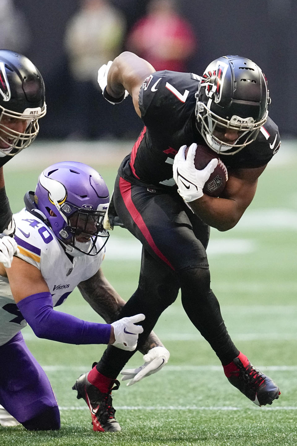 Atlanta Falcons running back Bijan Robinson (7) runs the ball past Minnesota Vikings linebacker Ivan Pace Jr. (40) during the first half of an NFL football game, Sunday, Nov. 5, 2023, in Atlanta. (AP Photo/Mike Stewart)