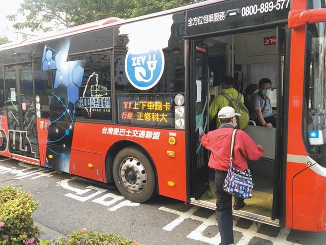 高雄市交通局近年大力推行電動公車，目前全市的電動公車已經破百輛。（洪浩軒攝）