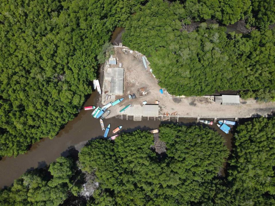 An aerial photograph shows the Salvadoran island of Espíritu Santo, where residents rely on production of coconut oil. / La elaboración de aceite de coco es el sostén económico de los habitantes de una comunidad rural asentada en la remota Isla Espíritu Santo.