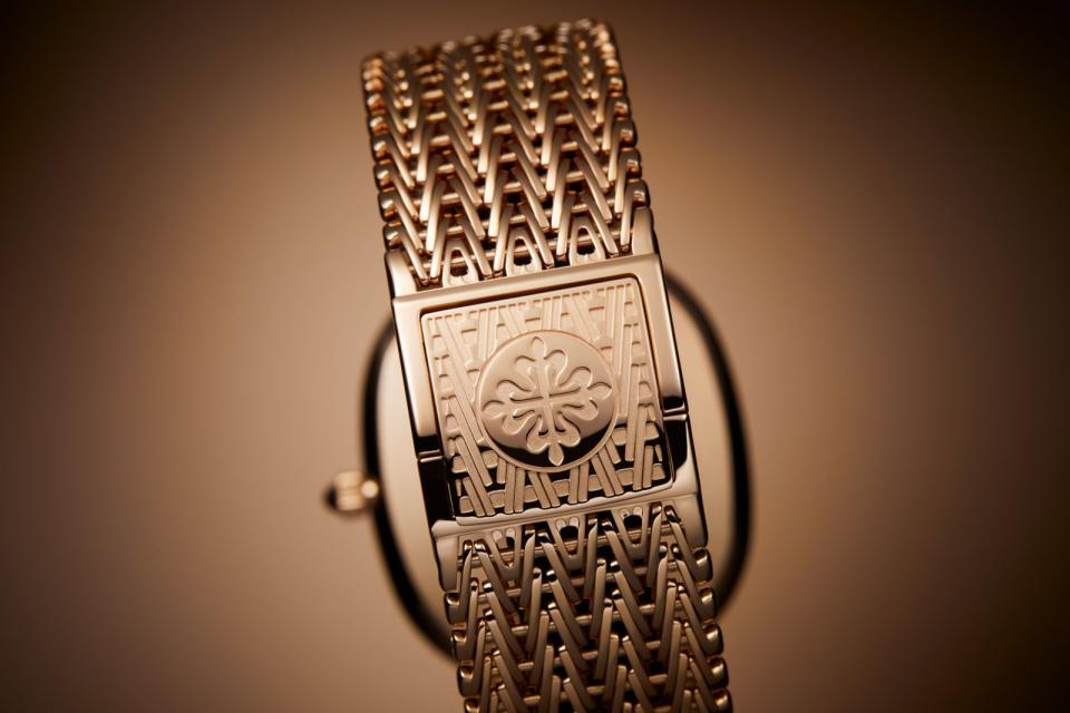 錶扣外蓋綴以雕刻圖案，與錶鏈上的圖案相同。