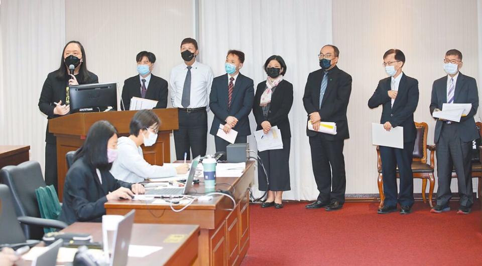 數位發展部部長唐鳳（左）去年10月27日帶領所屬單位列席立法院交通委員會備詢。（資料照／姚志平攝）