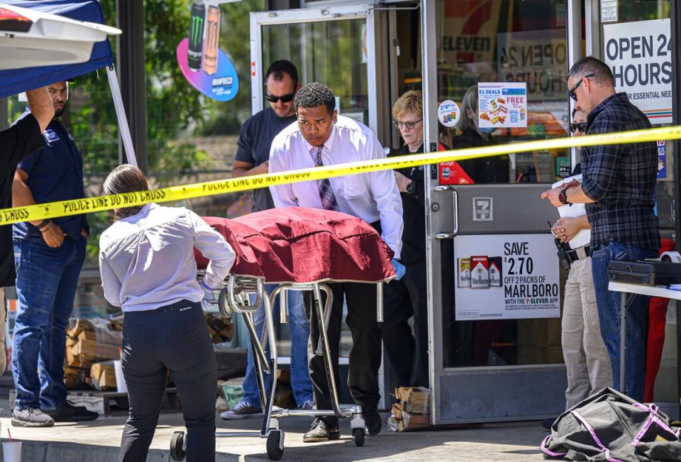 Las autoridades retiran un cuerpo de un 7-Eleven luego de que un empleado fuera matado a tiros el lunes 11 de julio durante un asalto en Brea, California (AP)
