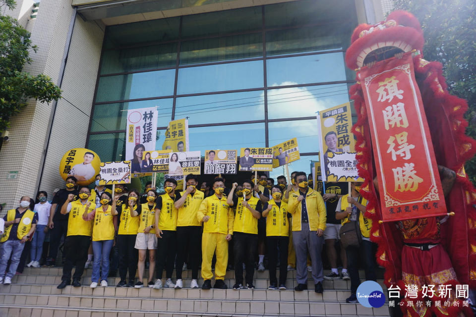 時代力量桃園市議員參選人在鑼鼓、舞獅、三太子的大陣仗熱鬧聲中完成參選登記。