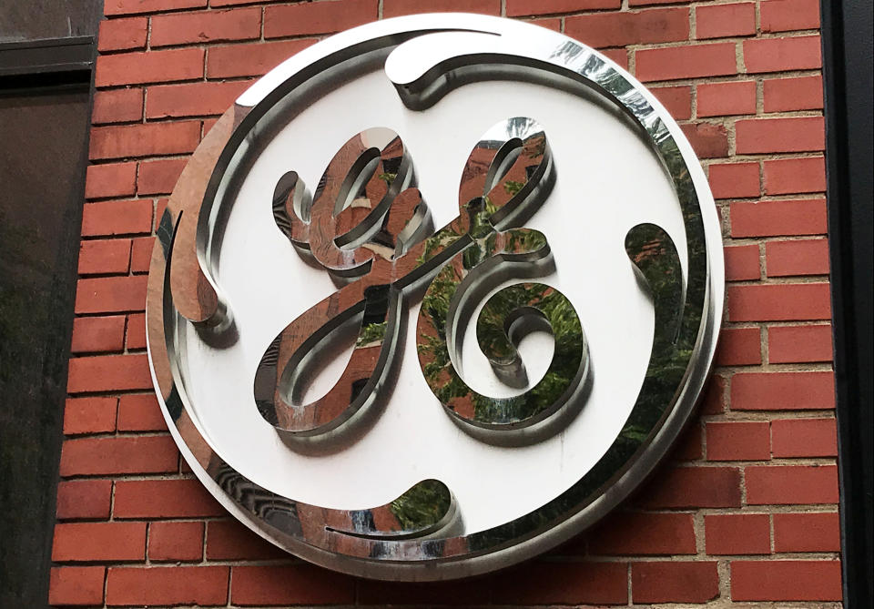 Merki General Electric Co. sést á höfuðstöðvum fyrirtækisins í Boston, Massachusetts, Bandaríkjunum 23. júlí 2019. Mynd tekin 23. júlí 2019. REUTERS/Alwyn Scott