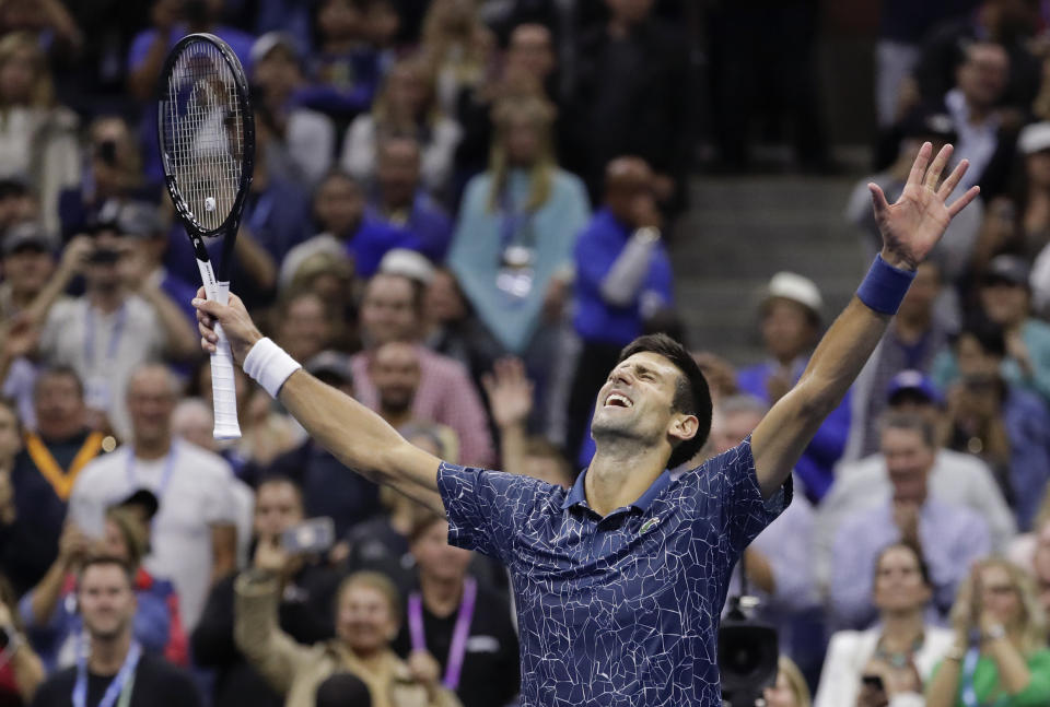 ARCHIVO - Novak Djokovic, de Serbia, celebra después de derrotar a Juan Martin del Potro, de Argentina, en la final del Abierto de Estados Unidos en Nueva York el 9 de septiembre de 2018. Djokovic persigue la historia al buscar el primer Grand Slam anual en más de medio siglo y su título 21 en un major. (AP Foto/Julio Cortez, Archivo)