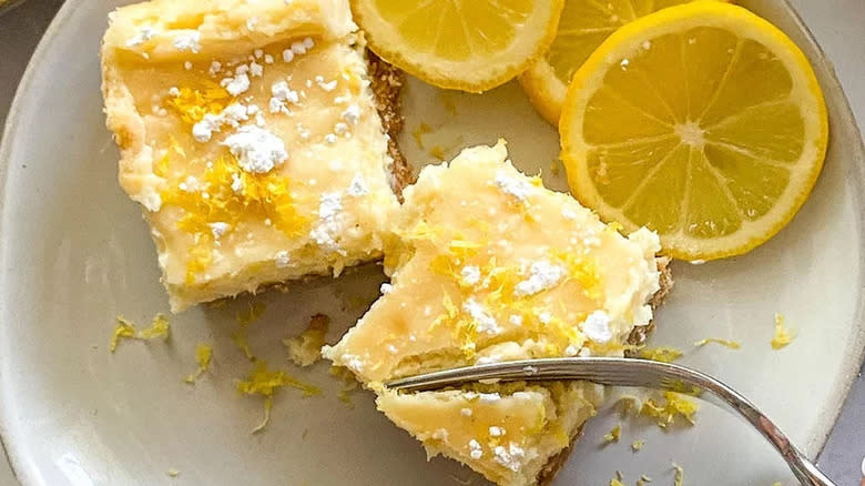Lemon cheesecake bars with lemon slices