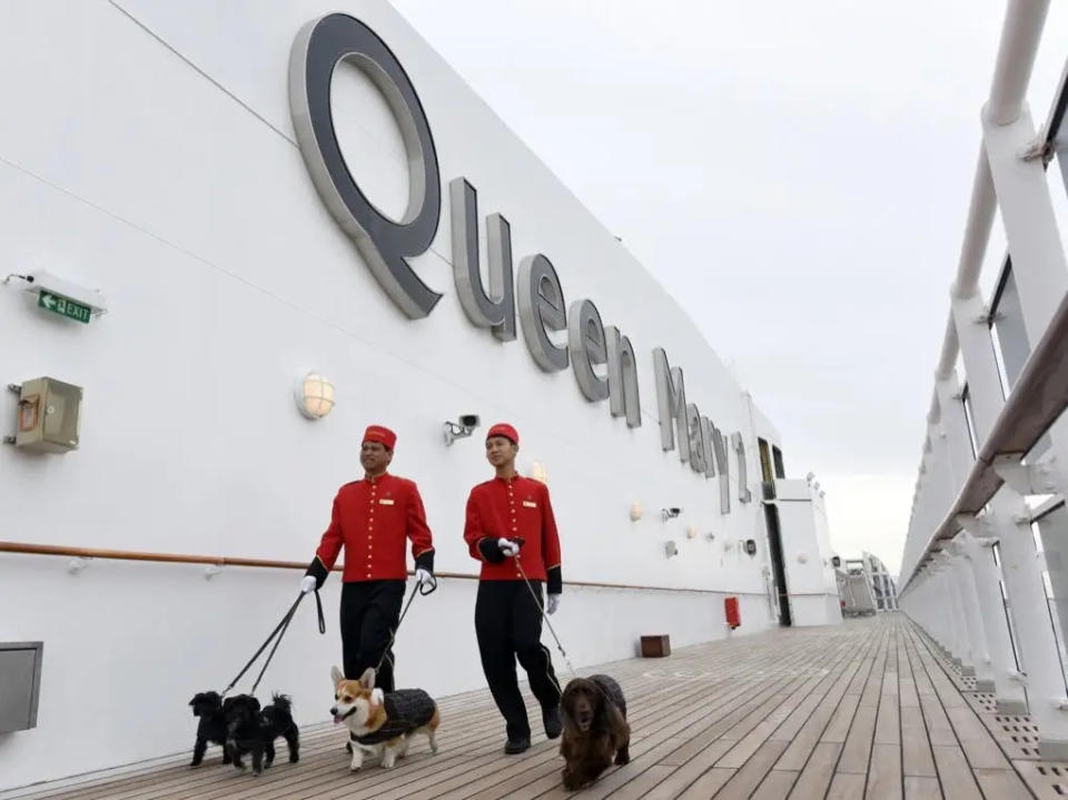 Hundeführer der Queen Mary 2 mit Hunden. - Copyright: Diane Bondareff/Cunard