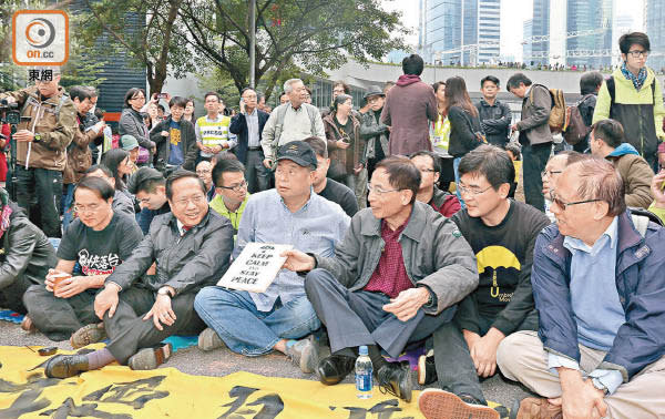 被指是佔中「幕後黑手」的黎智英（右四）仍未落鑊。