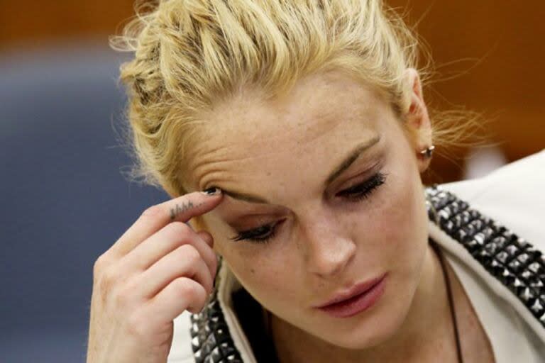 En la imagen, Lindsay Lohan escucha, preocupada, la sentencia que dictó la corte de Beverly Hills, California, por conducir ebria 