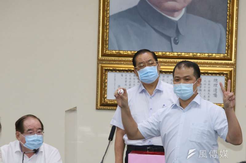 20210819-國民黨19日舉行110年黨主席選舉候選人號次抽籤，圖為卓伯源陣營抽中2號。(柯承惠攝)