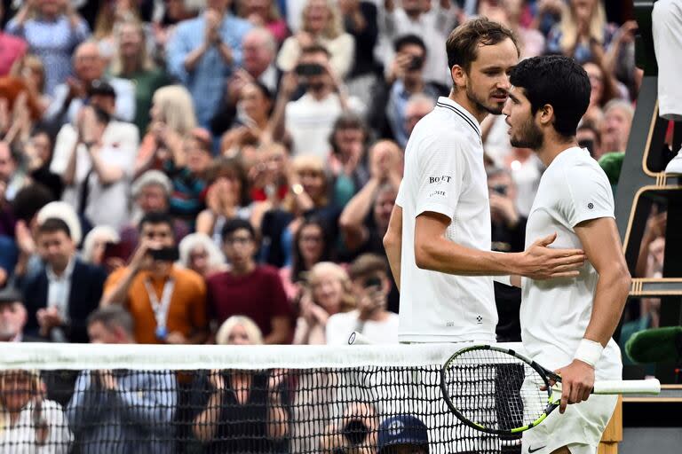 El español Carlos Alcaraz y el ruso Daniil Medvedev vuelven a encontrarse en una semifinal de Wimbledon, como en 2023, cuando el español avanzó cómodamente