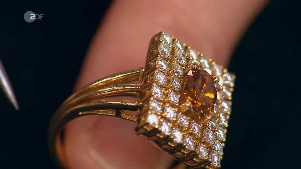 "Das ist ein Ring, den meine Schwester und ich von unserer Mutter geerbt haben, den sie vor 40 Jahren von ihrem Ehemann zur Silberhochzeit geschenkt bekommen hat", erzählte Beate aus Ganderkesee. "Das war ein tolles Geschenk", so viel konnte Horst Lichter schon sagen. (Bild: ZDF)